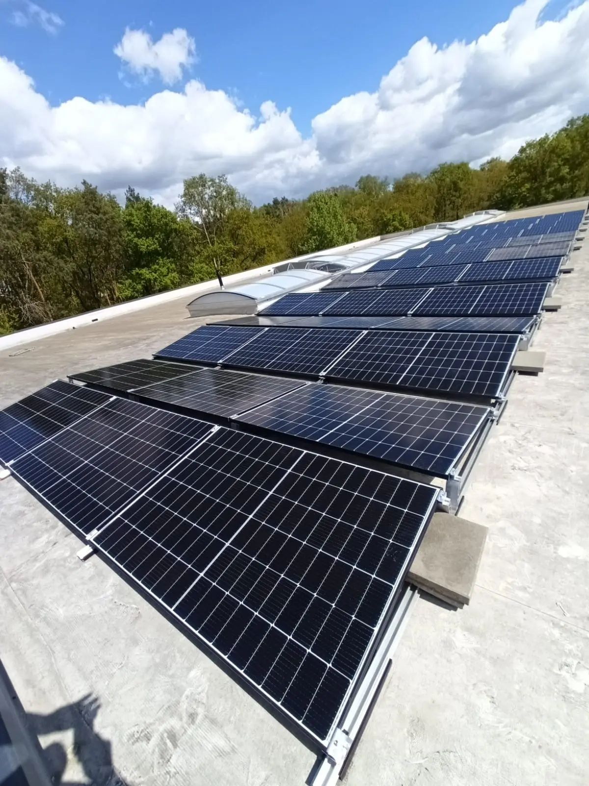 Photovoltaikanlage auf einem Flachdach in Ludwigsfelde