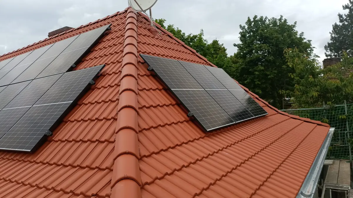Photovoltaikanlage auf einem Ziegeldach in Rangsdorf